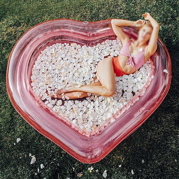 Piscina inflable linda en forma de corazón
